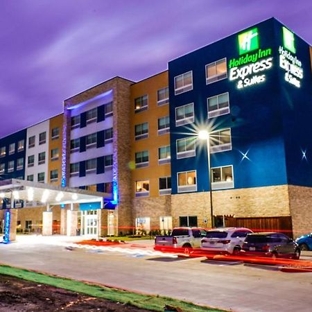 Holiday Inn Express & Suites - Dallas Market Center By Ihg Exterior photo