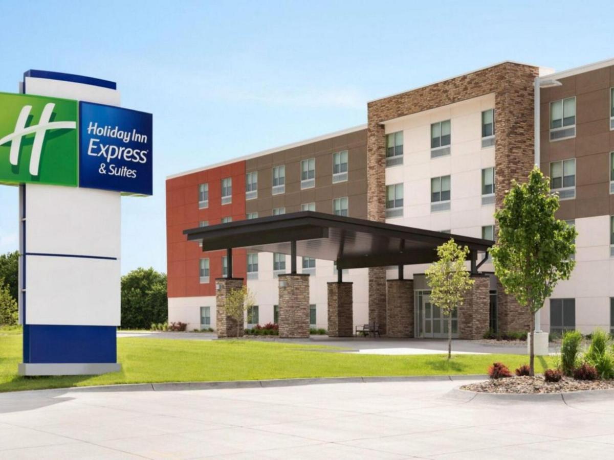 Holiday Inn Express & Suites - Dallas Market Center By Ihg Exterior photo