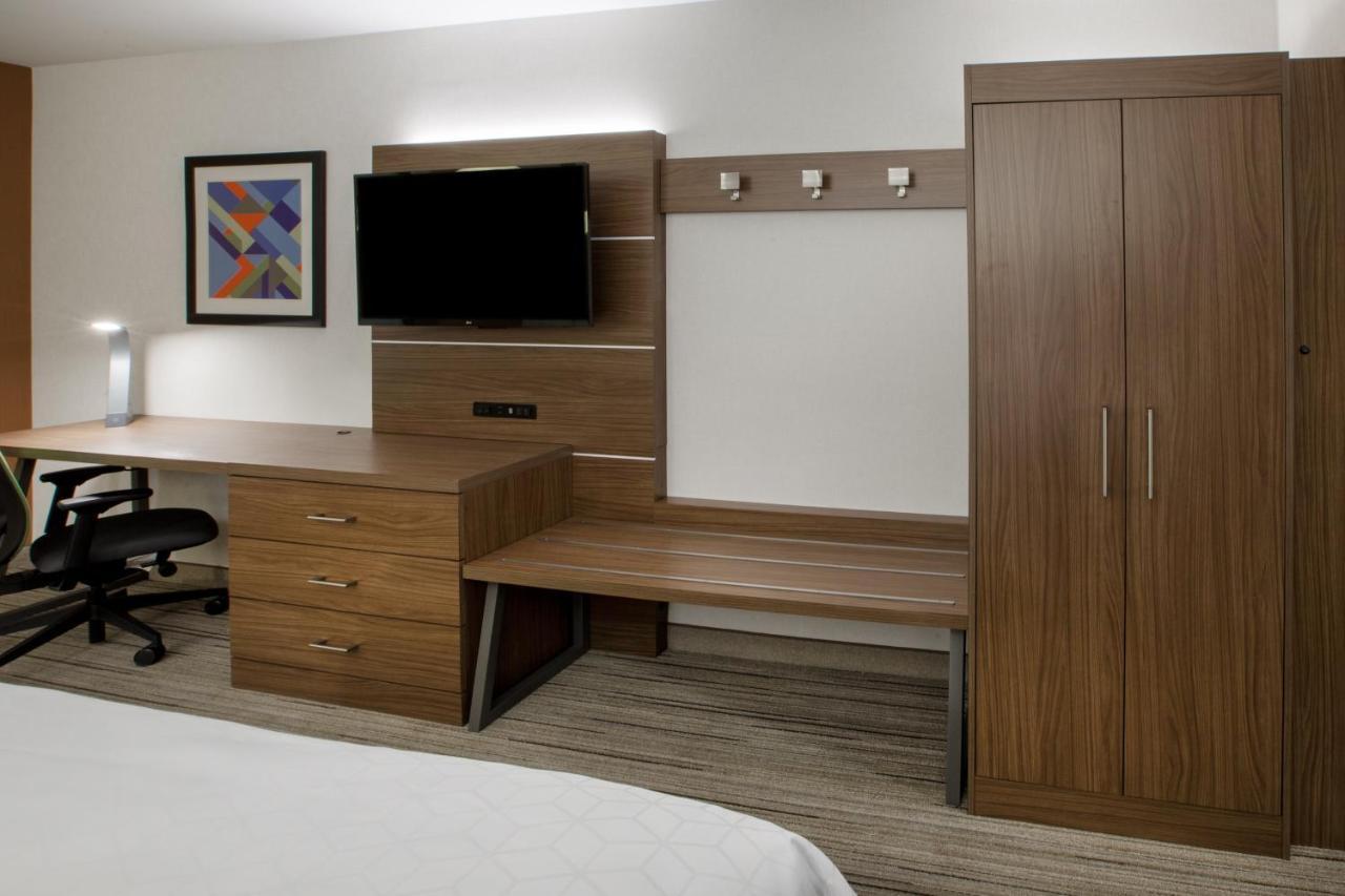 Holiday Inn Express & Suites - Dallas Market Center By Ihg Exterior photo