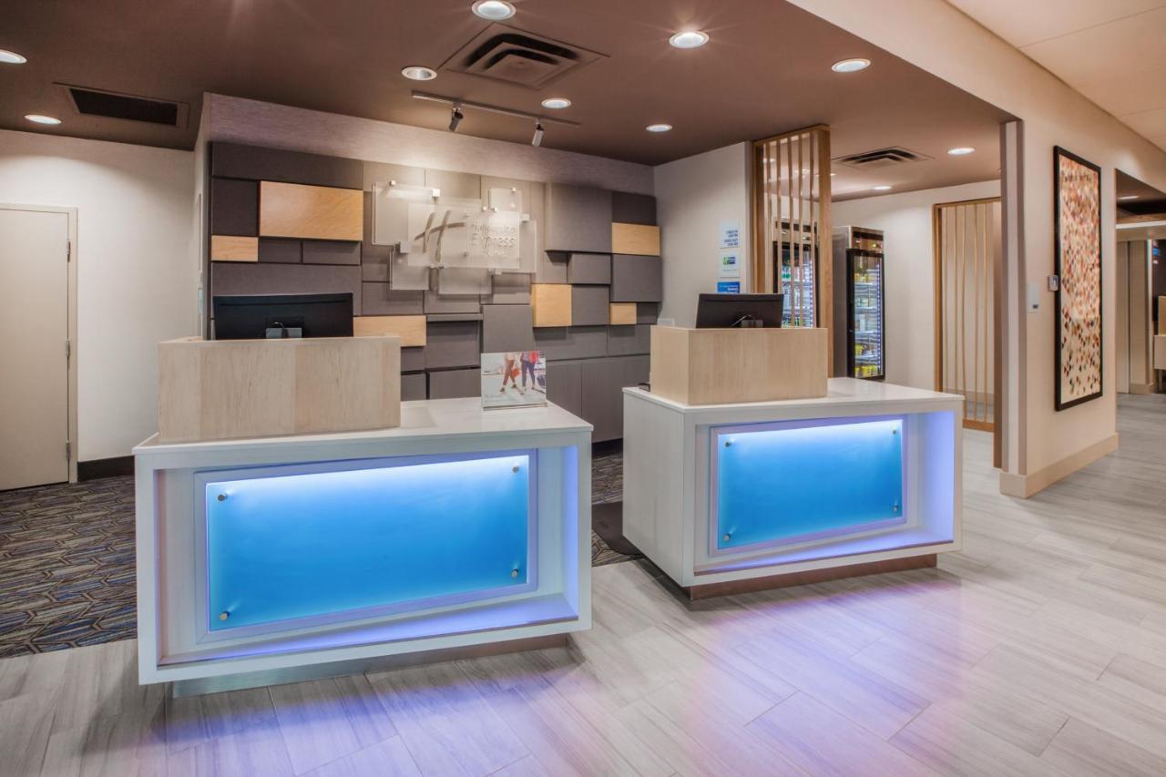 Holiday Inn Express & Suites - Dallas Market Center By Ihg Exterior photo