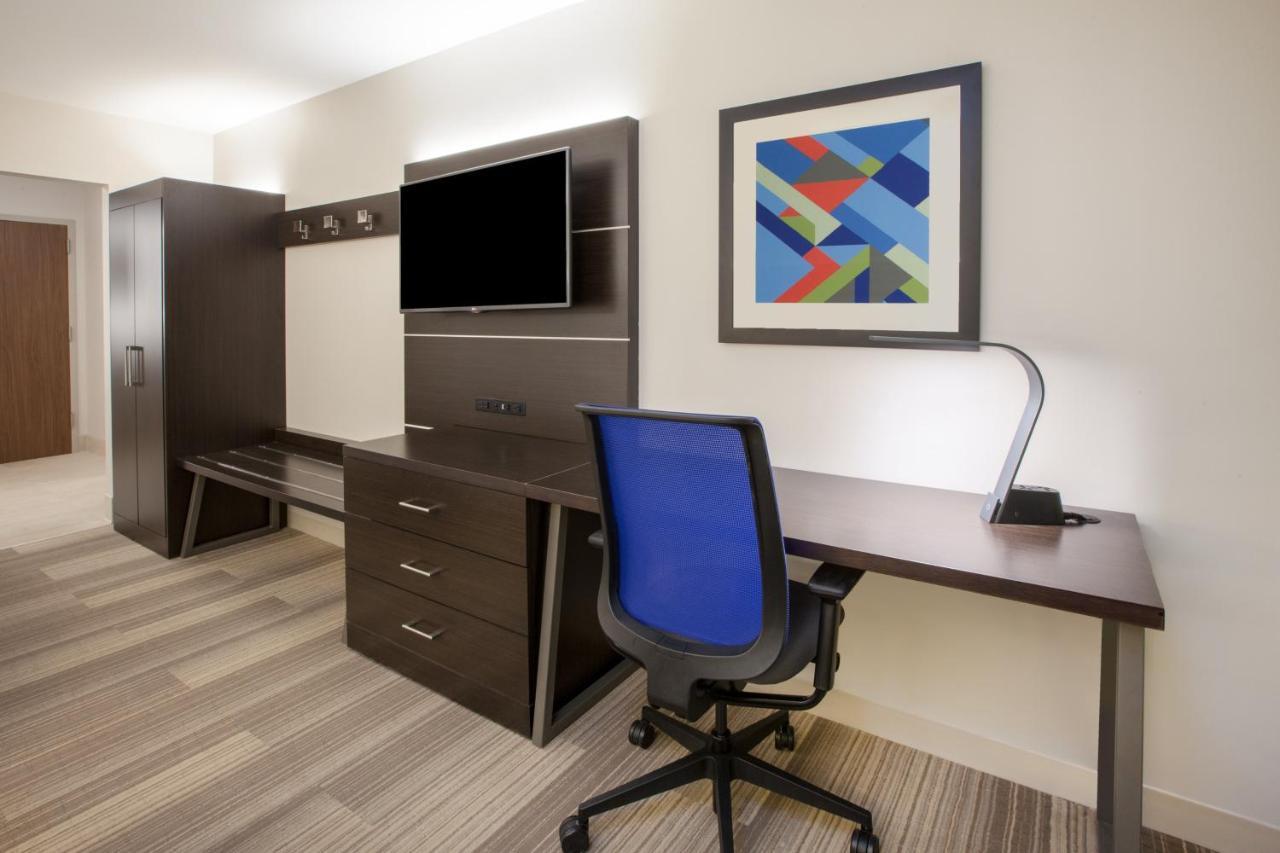 Holiday Inn Express & Suites - Dallas Market Center By Ihg Exterior photo