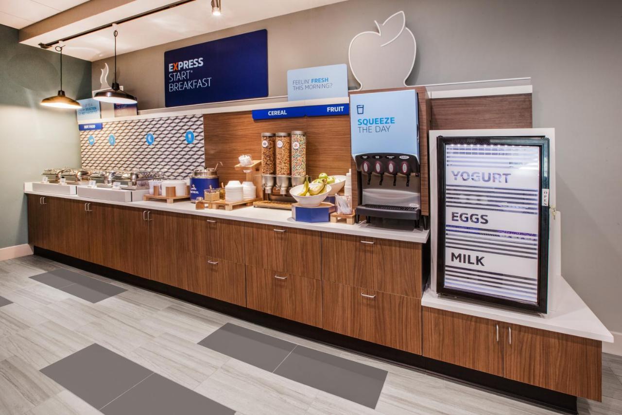 Holiday Inn Express & Suites - Dallas Market Center By Ihg Exterior photo