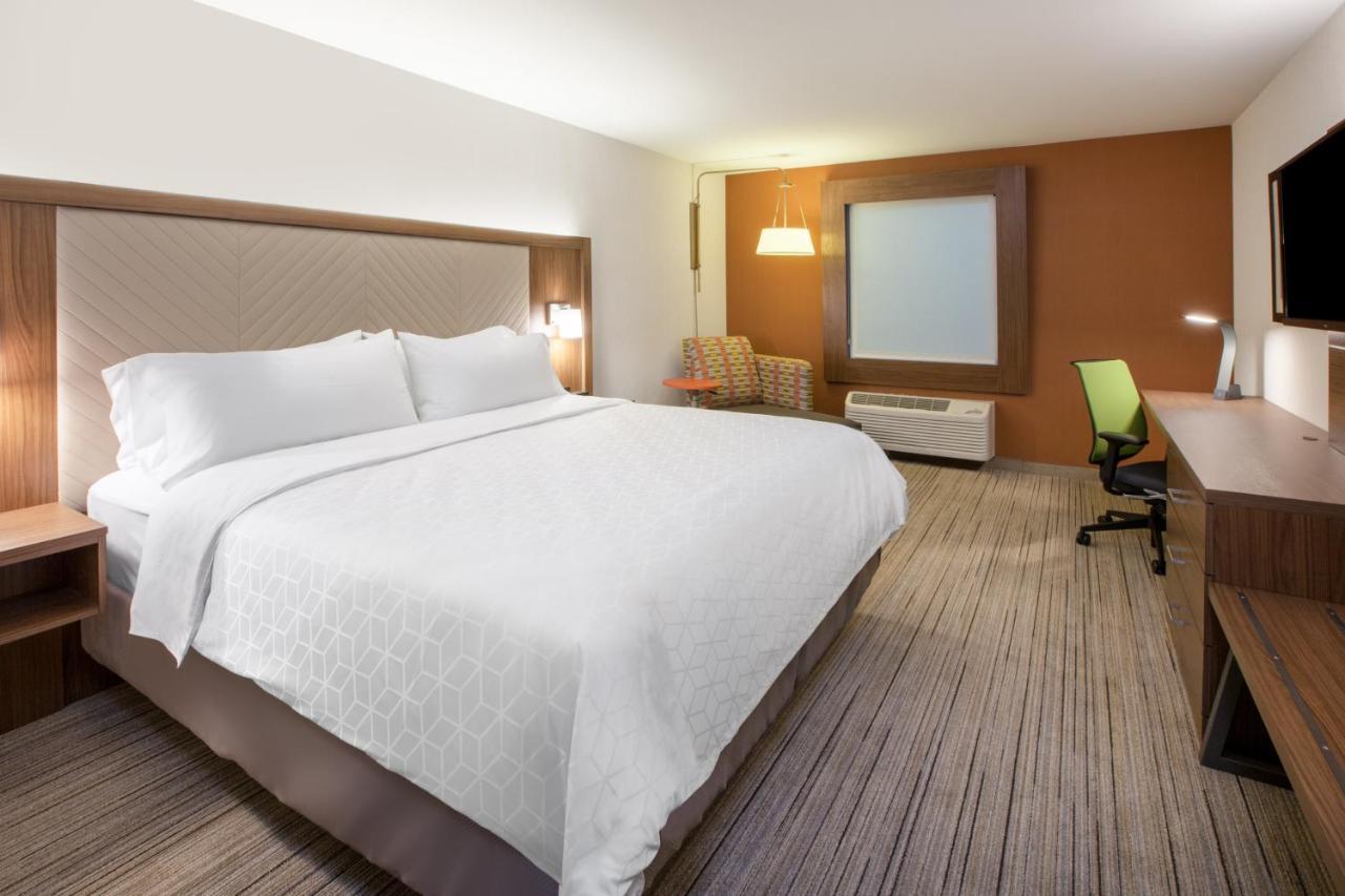 Holiday Inn Express & Suites - Dallas Market Center By Ihg Exterior photo
