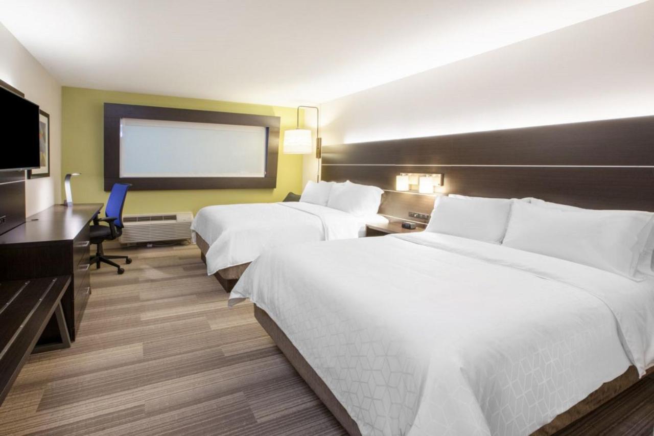 Holiday Inn Express & Suites - Dallas Market Center By Ihg Exterior photo