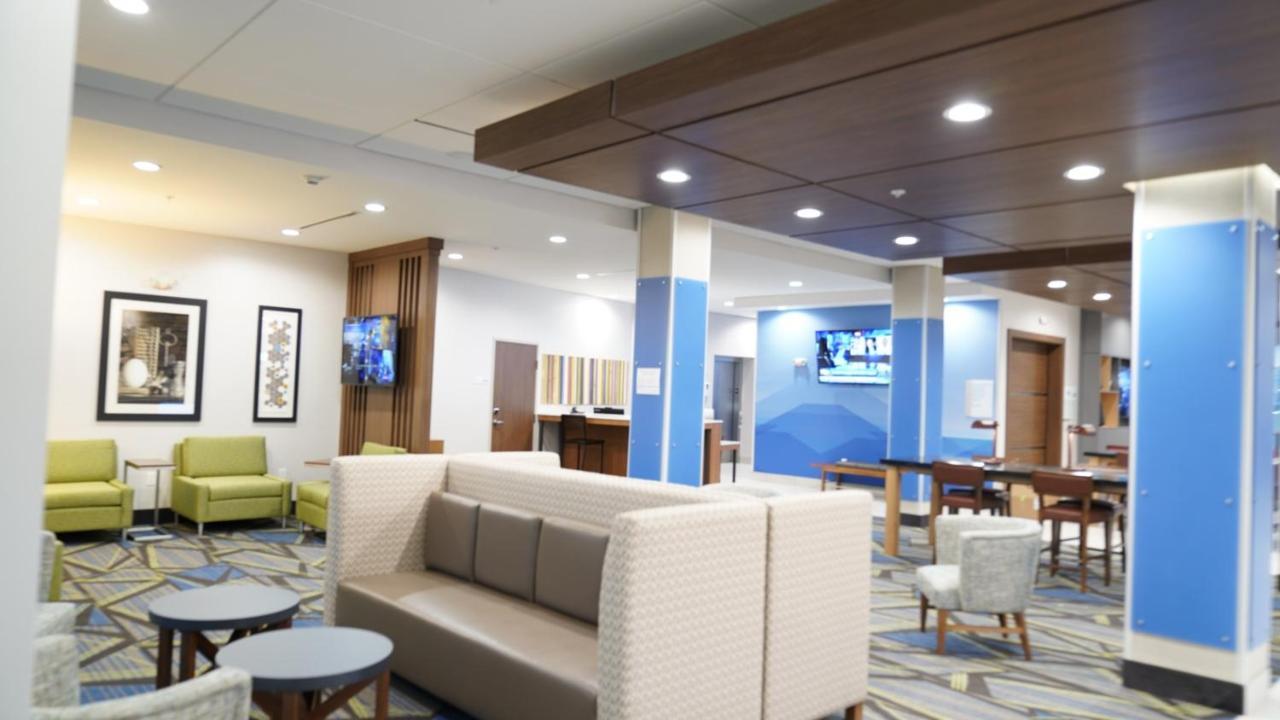 Holiday Inn Express & Suites - Dallas Market Center By Ihg Exterior photo